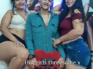 Hot_girls_threesome_x